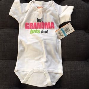 Baby body suit 6-12.